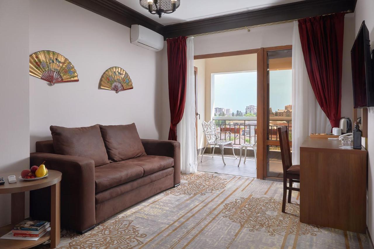 Garuda Boutique Hotel Sukhumi Ngoại thất bức ảnh
